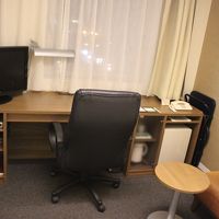 小さめのテレビですが、テーブルは広く便利です。