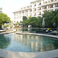 昼間はプールでは多くの人がくつろいでいました。