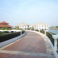 湖面に浮かぶホテル