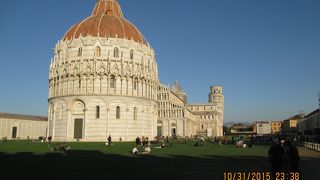 クーポラの上にサン・ジョヴァンニの象が建っています