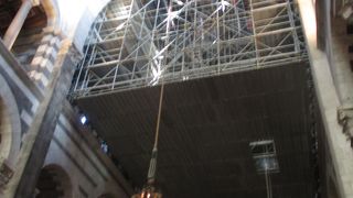 1583年のある日の夕方、ガリレオは気づきます