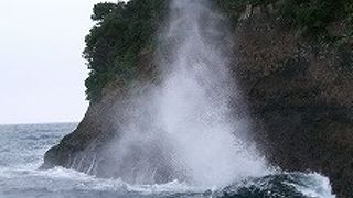 大きな波しぶきを横向きに噴出する感じです