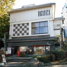 ちょっと粋な感じの外観です