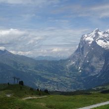 真横から見るヴェッターホルンとその下にグリンデルワルトの町