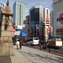 歩道も広い、歴史のある橋