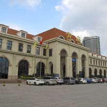 側面，裏面も美しい造りの青島駅