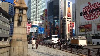 重厚な石造りの橋碑