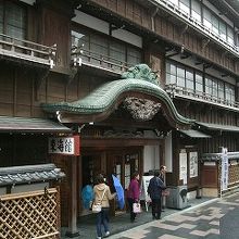 正面玄関のレトロで繊細な造りが見事です