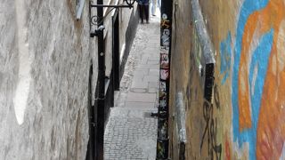 人がすれ違えないほどの狭い通り