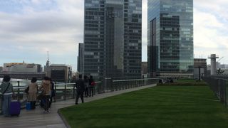 東京駅前の屋上庭園