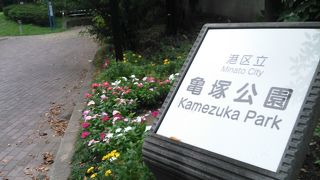 聖坂を上ったところにあります