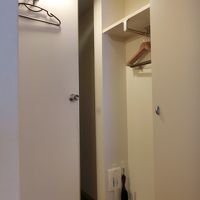 クローゼット。左手の扉は浴室の扉