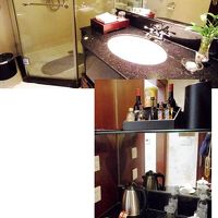 水回りと飲み物類。この部屋はバスタブなしでシャワーブースのみ