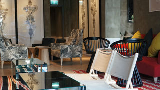 古い建物を改装したテラス付きのお洒落なカフェ＆レストラン