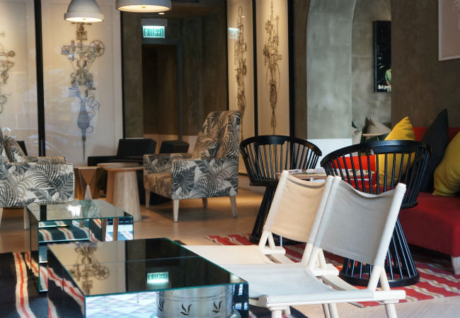 古い建物を改装したテラス付きのお洒落なカフェ＆レストラン