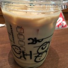 アイスチャイティーラテで喉を潤す