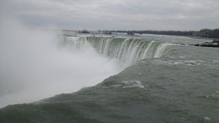 違うアングルから見る滝