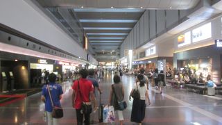 会員専用のデスク、専用レーンでの荷物検査