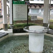 ふれあいセンター前に松川公園足湯｢ふれあいの湯｣があります