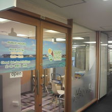 グアム政府観光局東京オフィスを斜めから見ている写真です。