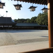 外拝殿側から本殿側を写す。