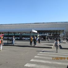 バス乗り場からテルミニ駅を見ています