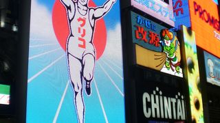 道頓堀に映えるネオン