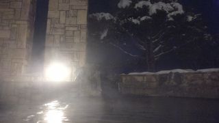 源泉掛け流しで肌がプリプリになるアルカリ性のお湯