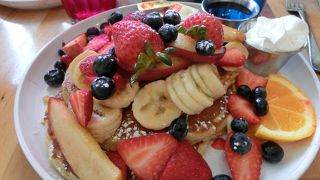 普通のパンケーキと果実