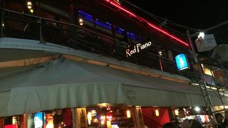 ゆったりとしたソファに座って。