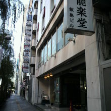 銀座能楽堂の表入口の前の様子です。(外堀通りに面しています)