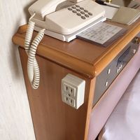 ベッドサイドにコンセントがあり便利