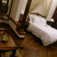 部屋は暗めで広々、落ち着きます