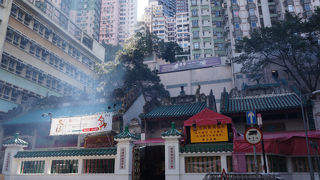 高層ビルに囲まれて