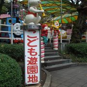 狭いけど、懐かしいレトロな遊園地