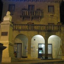 夜のガリバルディの広場