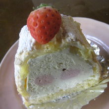 生の苺が乗っているふわふわのケーキです☆＾＾