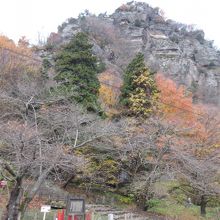 駐車場から、まずはなだらかな参道