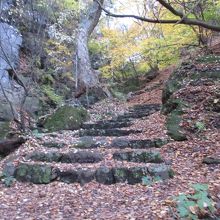 少ししたら参道は少し急になります