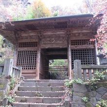 参道の右側に山門（仁王門）が見えてきますが、皆さん前しか見て