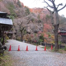 寺務所(左)に到着、右にはそびえたつ崖に観音堂が見えます