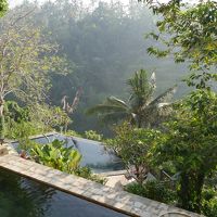 渓谷を望むプールとそれを望むプール