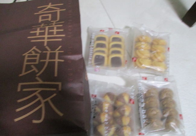 新光三越駅前店地下2階で手軽に試食してスイーツが買えます。