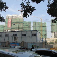 工事中のビルが見えます。