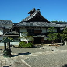 寺務所『方丈』右前に京都七名水のひとつ「中川の井」の遺構あり