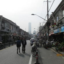 ２階建て店舗兼住宅が並ぶ。