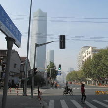 東長治路は再開発で広々しています。