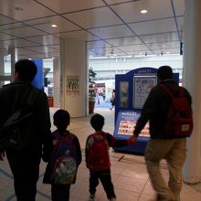 改札を出て、ここがイベントがある地下階