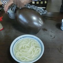 徳利から出汁を注ぐなり