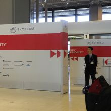 優先保安検査場入口。混雑時には有難い存在。